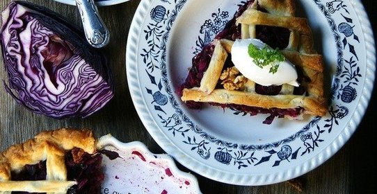 Пирог с краснокочанной капустой и яблоками