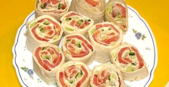 Рулет из лаваша с семгой и сыром