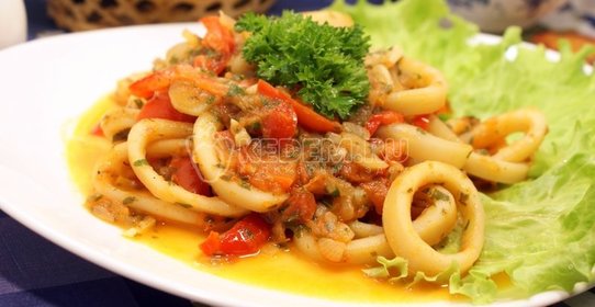 Кальмары тушеные с овощами