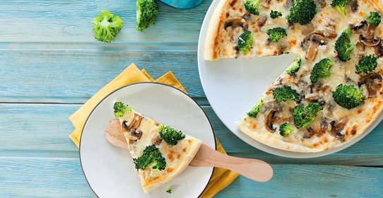 Белая пицца с брокколи и грибами