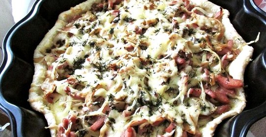 Открытый пирог на слоеном тесте с ветчиной и грибами