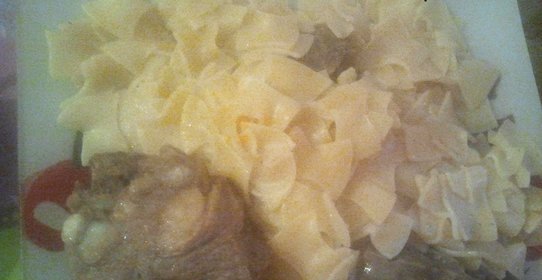 Тонкие хинкалы с мясом и с чесночным соусом в мультиварк