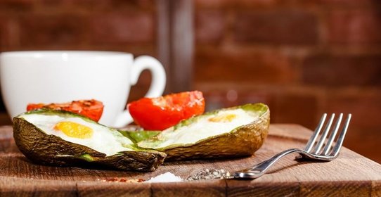 Яйца, запеченные в авокадо