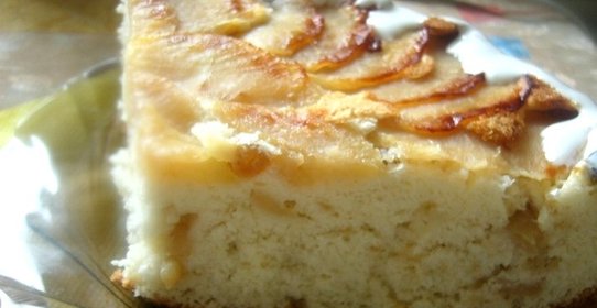 Шарлотка с яблоками и изюмом