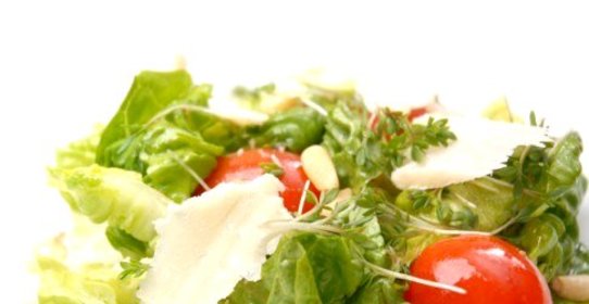 Зеленый салат с черри и кедровыми орешками