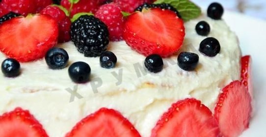 Блинный торт с творожным кремом и ягодами