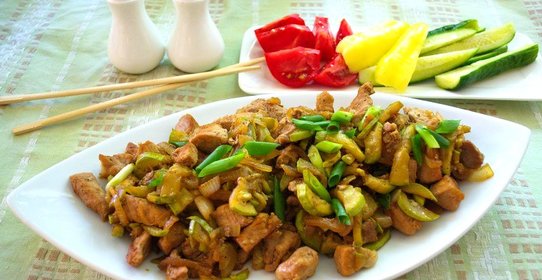 Тушеная свинина с кабачком