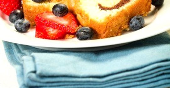 Мраморный пирог с ягодным соусом