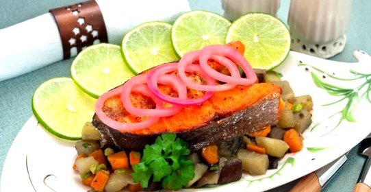 Форель, запеченная на гриле, с тушеными овощами и маринованным луком