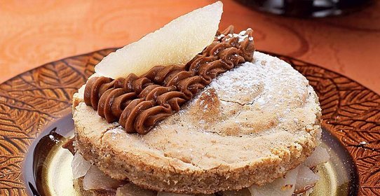 Шоколадно-ореховое пирожное с грушами
