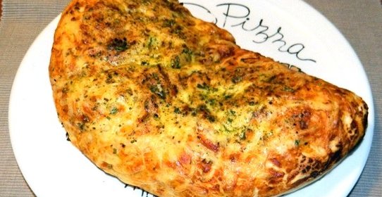 Луковые кальцоне с ветчиной