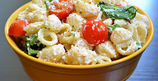 Салат из пасты с черри