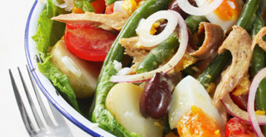 Салат нисуаз с семгой