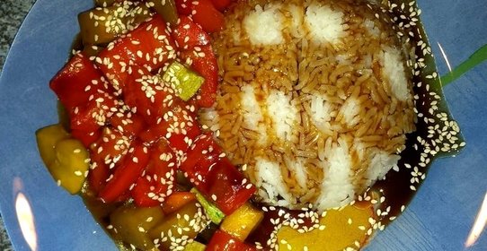 Постный рис с овощами под соусом терияки