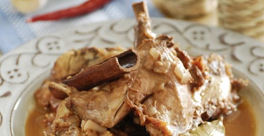 Шарлотка со сливами в мультиварке