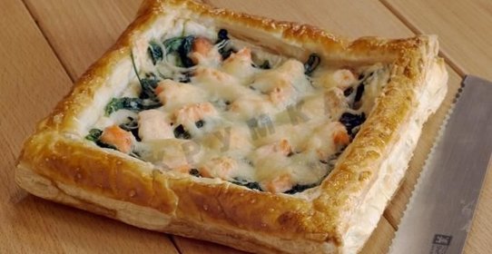 Слоеный пирог с форелью и шпинатом