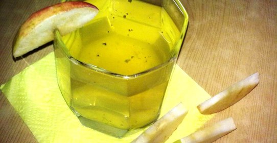 Компот с яблоками и травами