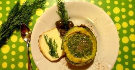 Авокадо запеченный с яйцом
