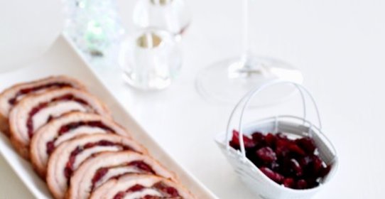 Рулет из свинины с вяленой клюквой и розмарином