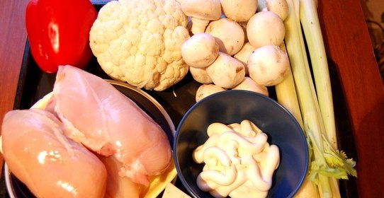 Белое мясо запеченное с овощами