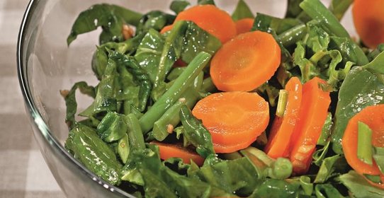 Салат из моркови и шпината