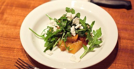 Салат из желтой свеклы с зернами граната и фетой