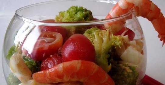 Весенний салат с брокколи и креветками.