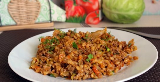 Вкусная перловая каша с мясным фаршем и овощами