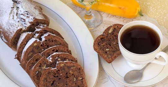 Кабачково-шоколадный кекс с орехами