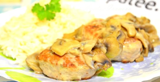 Котлеты из индейки в соусе из шампиньонов