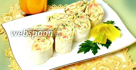 Рулет из лаваша с форелью, кальмаром и сыром