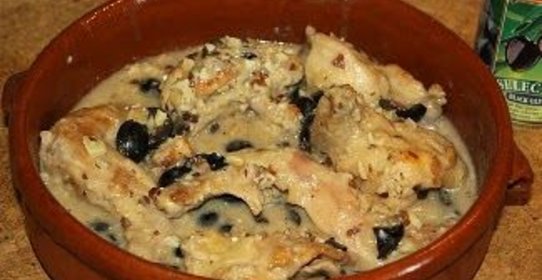 Кролик, тушенный с маслинами и миндалем