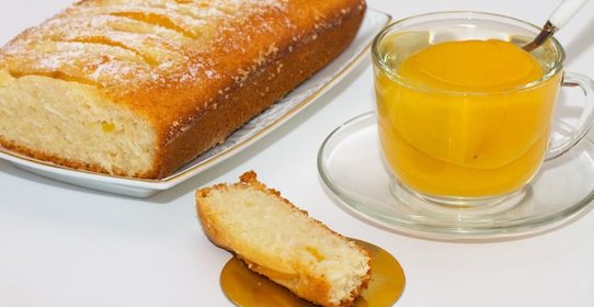 Постный кекс-манник с кокосом и персиками