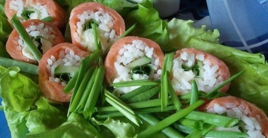 Закусочные рулетики из риса и рыбы