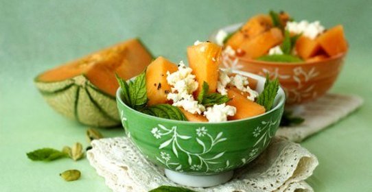 Салат с дыней, фетой и красным луком