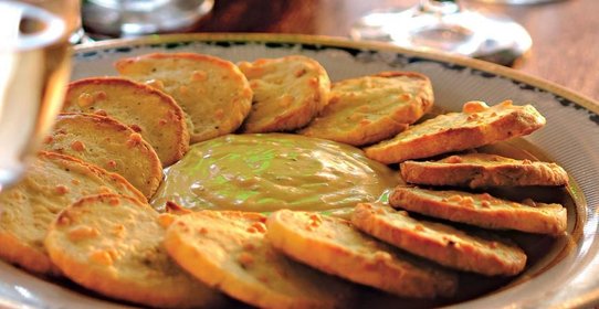 Французские крекеры с соусом из голубого сыра