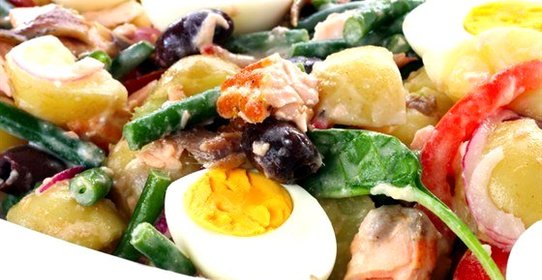 Салат нисуаз со свежим тунцом и горчичной заправкой