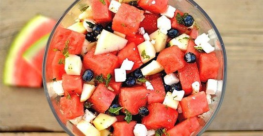 Салат с арбузом, черникой и фетой