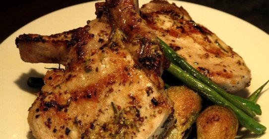 Свиные отбивные с зеленью