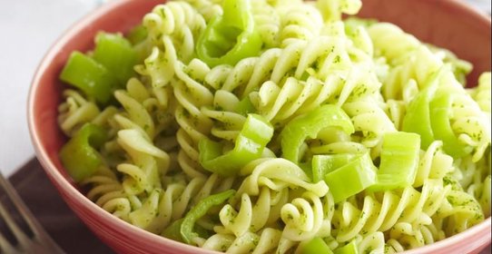 Фузилли со сладким перцем и соусом из руколы