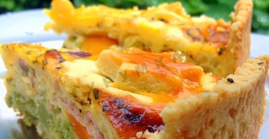 Пирог киш с сыром и ветчиной