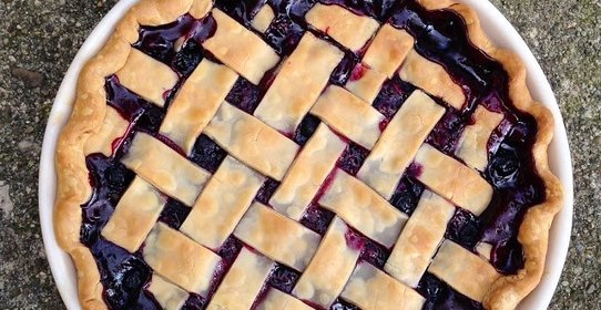 Пирог из дрожжевого теста с ягодами