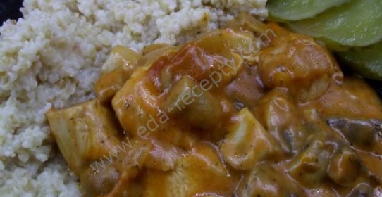 Гуляш из куриного филе с подливкой и шампиньонами
