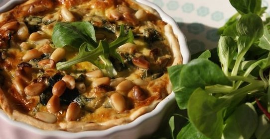 Пирог со шпинатом, овечьим сыром и кедровыми орешками