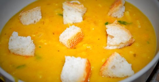 Горошница с овощами, копченостями и гренками