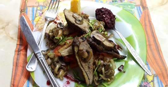 Утиная грудка на овощной подушке с вишневым пюре