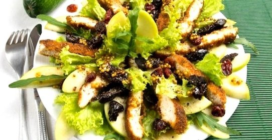 Салат с курицей и фруктами в горчичном соусе