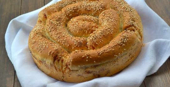 Порционный пирог с сыром и колбасой