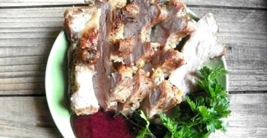 Запеченное мясо с горчично-смородиновым соусом