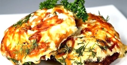 Мясо по-французски с грибами и помидорами